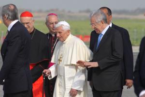 Partenza Papa da Fiumicino con Monti- alta risoluzione