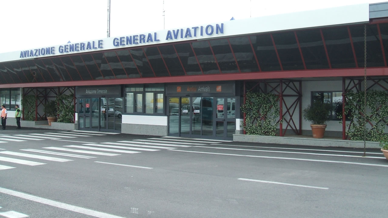 Terminal Aviazione Generale CIA ingresso lato pista.jpg